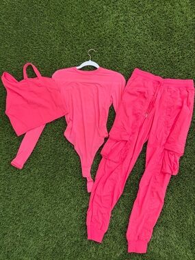 Lululemon Set Coral Pink Size 6/M Sports Bra + Bodysuit + Joggers 🔥